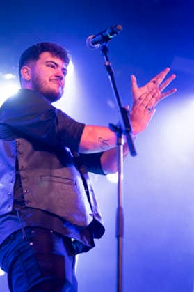 Linaje Performs in Madrid, Spain - 12 Sep 2026 Aaron Romero from the rock band Linaje performs live on stage during a festival at La Riviera. Madrid Spain Copyright: xAtilanoxGarciax xSOPAxImagesx PHOTO07145