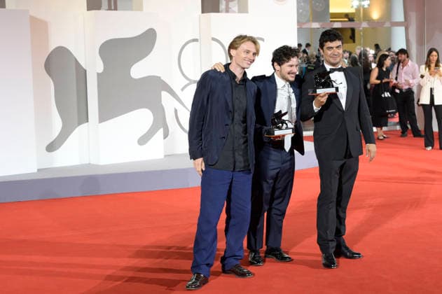 Damiano Femfert, Tommaso Landucci and Riccardo Scamarcio, winners of the Orizzonti Awards for Best Screenplay and Best Actor in *I figli della scimmia* (*The Children of the Monkey*), at the photocall with the award winners of the 2026 Venice Biennale—the 83rd Venice International Film Festival—in front of the Palazzo del Cinema in Venice, September 12, 2026 Foto:xA.xM.xTinghinox xFuturexImagex awards_7005