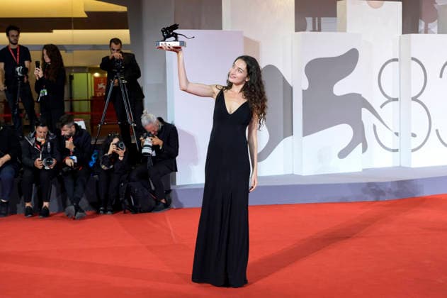 Shaden Safieddine Tazi, winner of the Orizzonti Award for Best Short Film for *Quelques instants de bonheur* (*A Few Moments of Happiness*), at a photo call with the award winners of the 2026 Venice Biennale—the 83rd Venice International Film Festival—in front of the Palazzo del Cinema in Venice, September 12, 2026 Foto:xA.xM.xTinghinox xFuturexImagex awards_7014