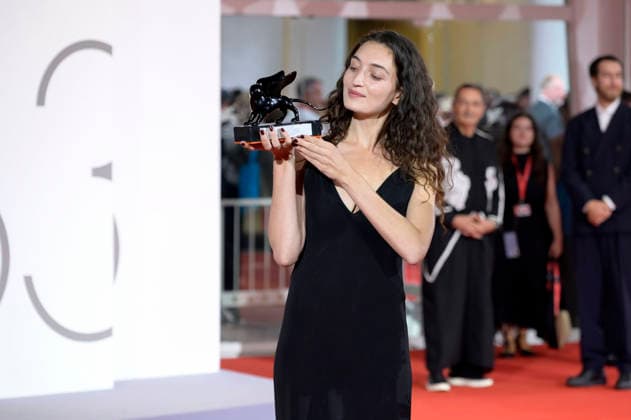 Shaden Safieddine Tazi, winner of the Orizzonti Award for Best Short Film for *Quelques instants de bonheur* (*A Few Moments of Happiness*), at a photo call with the award winners of the 2026 Venice Biennale—the 83rd Venice International Film Festival—in front of the Palazzo del Cinema in Venice, September 12, 2026 Foto:xA.xM.xTinghinox xFuturexImagex awards_7019