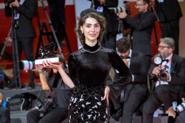 Laleh Marzban, winner of the Orizzonti Award for Best Actress in *Moragheb: Falling House*, at a photocall with the award winners of the 2026 Venice Biennale—the 83rd Venice International Film Festival—in front of the Palazzo del Cinema in Venice, September 12, 2026 Foto:xA.xM.xTinghinox xFuturexImagex awards_7030