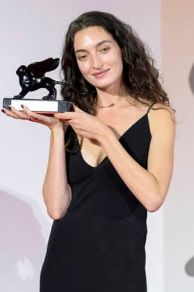 Shaden Safieddine Tazi, winner of the Orizzonti Award for Best Short Film *Quelques instants de bonheur* (*A Few Moments of Happiness*), at a photo call with the award winners of the 2026 Venice Biennale—the 83rd Venice International Film Festival—in front of the Palazzo del Cinema in Venice, September 12, 2026 Foto:xA.xM.xTinghinox xFuturexImagex awards_7016