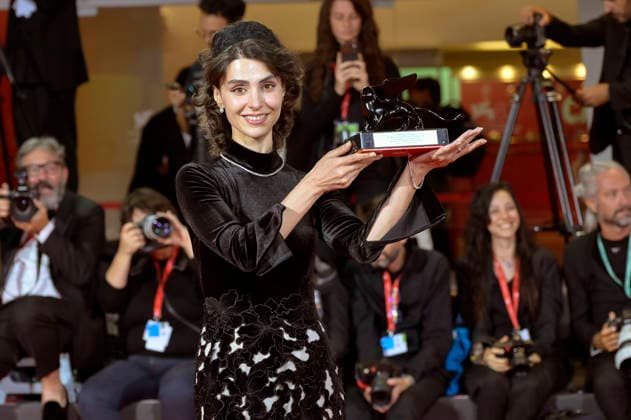 Laleh Marzban, winner of the Orizzonti Award for Best Actress in *Moragheb: Falling House*, at the photocall with the award winners of the 2026 Venice Biennale—the 83rd Venice International Film Festival—in front of the Palazzo del Cinema in Venice, September 12, 2026 Foto:xA.xM.xTinghinox xFuturexImagex awards_7032