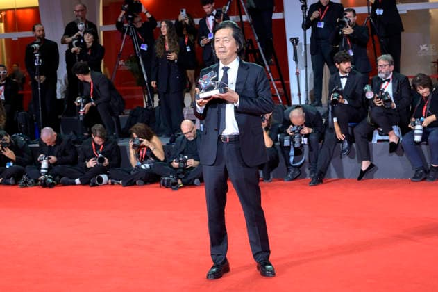 Lee Chang-dong, winner of the Grand Jury Prize for *Ganeunghan sarang: Possible Love*, at a photocall with the award winners of the 2026 Venice Biennale—the 83rd Venice International Film Festival—in front of the Palazzo del Cinema in Venice, September 12, 2026 Foto:xA.xM.xTinghinox xFuturexImagex awards_7042