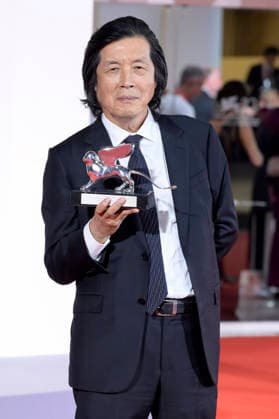 Lee Chang-dong, winner of the Grand Jury Prize for *Ganeunghan sarang: Possible Love*, at a photo call with the award winners of the 2026 Venice Biennale—the 83rd Venice International Film Festival—in front of the Palazzo del Cinema in Venice, September 12, 2026 Foto:xA.xM.xTinghinox xFuturexImagex awards_7049