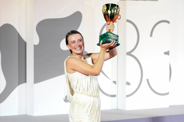 Mathilde Arcel, winner of the Coppa Volpi for Best Actress in *Woman Unknown*, at a photocall with the award winners of the 2026 Venice Biennale—the 83rd Venice International Film Festival—in front of the Palazzo del Cinema in Venice, September 12, 2026 Foto:xA.xM.xTinghinox xFuturexImagex awards_7072