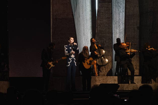 Exclusive: Quebec singer Céline Dion makes a triumphant return to the stage at the Plénitude Arena to kick off her Paris residency, a series of sixteen concerts scheduled through October 17, 2026. Ten additional dates are planned for May 2027. In front of an audience of approximately 30,000 people from all over the world, the 58-year-old artist performed her first full concert in six years, following a long hiatus due to her battle with stiff-person syndrome, a rare neurological disorder diagnosed in 2022. Visibly moved, Céline Dion paused her first song, On ne change pas, overcome with emotion, before launching into a show lasting more than two hours, featuring her greatest hits, including My Heart Will Go On, Pour que tu m’aimes enc  Copyright: xAgencex xBestimagexAgencex xBestimagex