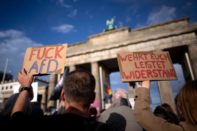 AfD Stoppen Protest DEU, Deutschland, Germany, Berlin, 07.09.2026 Demonstrant mit Schild Fuck AfD bei der Kundgebung und Demonstation vom Buendnis Gemeinsam Gegen Rechts Campact und Fridays for Future fuer ein Verbot der Partei AfD Alternative fuer Deutschland unter dem Motto Zeit zum Handeln AfD stoppen am Tag nach der Landtagswahl in Sachsen-Anhalt vor dem Brandenburger Tor in Berlin Deutschland am 07.09.2026 . Der Protest steht ganz im Zeichen der Wahl bei der die AfD 43,8 Prozent erzielte und ist eine Zeichen fuer eine demokratische Zivilgesellschaft en: Demonstrator holding a sign reading Fuck AfD attend a rally and march organized by the alliance Together Against the Right , Campact and Fridays for Future in front of the Brandenburg G