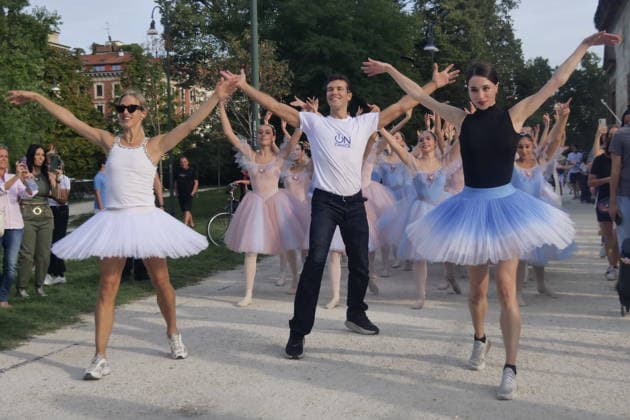 IPA88502887 - A spectacular conclusion to Dance Week, with Roberto Bolle leading the OnDance parade—a wave of thousands of dancers, accompanied by music and movement—that wound its way through Sempione Park all the way to the walls of the Sforza Castle.  Copyright: xLucaxPontix xLucaxPonti xIpaxagencyx IPA88502887
