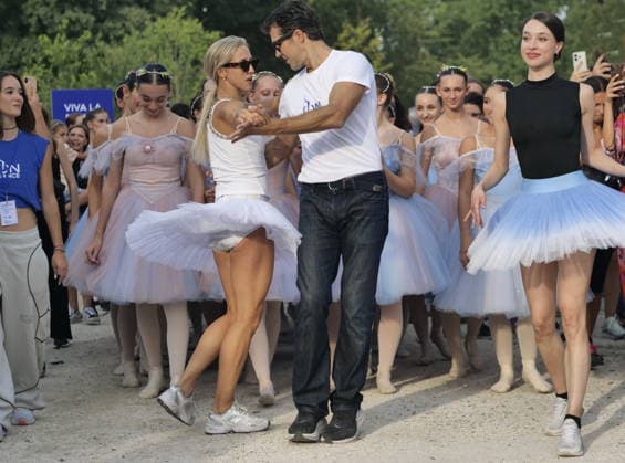 IPA88503090 - A spectacular conclusion to Dance Week, with Roberto Bolle leading the OnDance parade—a wave of thousands of dancers, with music and movement—that wound its way through Sempione Park all the way to the walls of the Sforza Castle.  Copyright: xLucaxPontix xLucaxPonti xIpaxagencyx IPA88503090