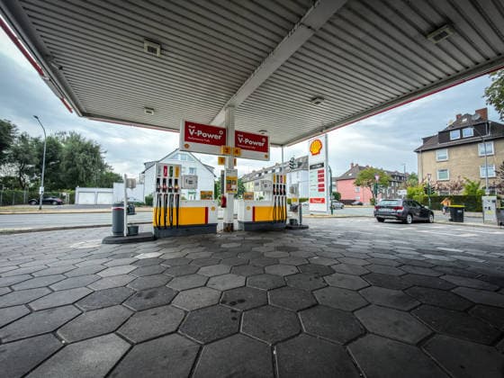 Shell gas station, exterior view, long shot, fuel pumps under the station canopy, Shell V-Power, fuel, gasoline, diesel, fuel prices, price board, energy, mobility, road traffic, car, refueling, oil company, Shell, logo, advertising, economy, energy prices, fuel prices, gasoline price, diesel price, fuel costs, inflation, consumers, stock photo Copyright: xJOERANxSTEINSIEKx