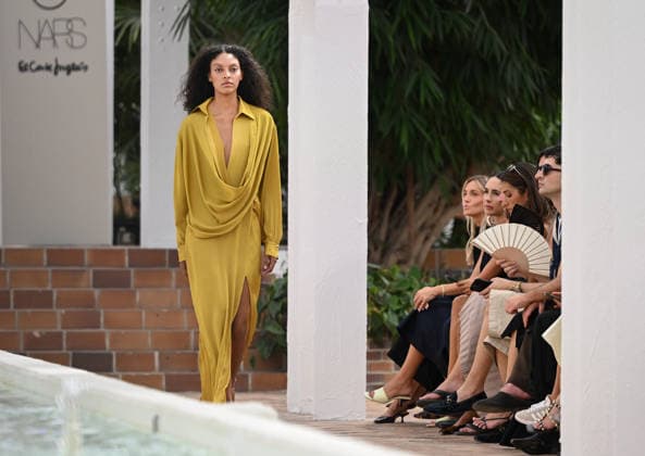 (260914) -- MADRID, Sept. 14, 2026 -- A model presents creations by Simorra during the Madrid Fashion Week in Madrid, Spain, Sept. 14, 2026. ) SPAIN-MADRID-FASHION WEEK ChengxMin 