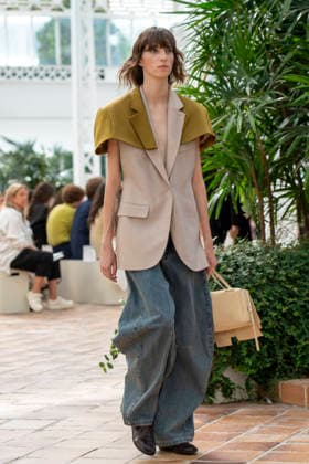 Models present creations from Adolfo Dominguez s Croma collection for spring-summer 2027 during Mercedes-Benz Fashion Week Madrid. Under the creative direction of Tiziana Domínguez, the Galician label, marking its 50th anniversary, remained faithful to its signature codes, showing pronounced asymmetry, scarves worked into both menswear and womenswear, sequins and textile appliques, alongside organic cotton denim dyed in tangerine tones and mini-pleated men s trousers. September 14,2026. (20260914923)