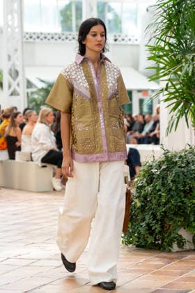 Models present creations from Adolfo Dominguez s Croma collection for spring-summer 2027 during Mercedes-Benz Fashion Week Madrid. Under the creative direction of Tiziana Domínguez, the Galician label, marking its 50th anniversary, remained faithful to its signature codes, showing pronounced asymmetry, scarves worked into both menswear and womenswear, sequins and textile appliques, alongside organic cotton denim dyed in tangerine tones and mini-pleated men s trousers. September 14,2026. (20260914930)