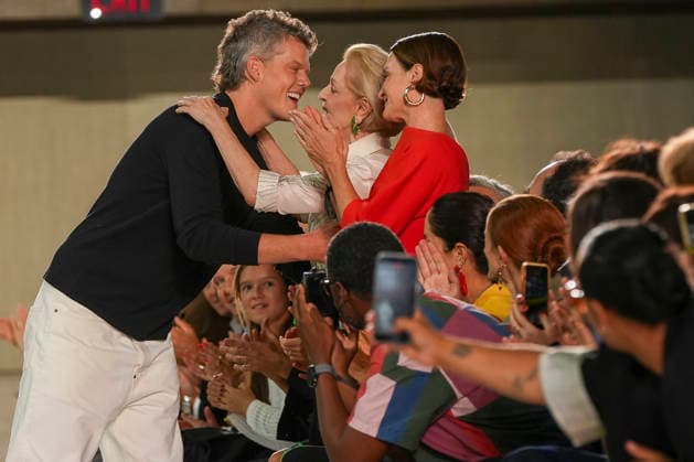 Creative director Wes Gordon (L) greets Carolina Herrera (C) during her fashion show at New York Fashion Week, United States, 14 September 2026. The American brand celebrated its 45th anniversary at New York Fashion Week with a new collection by Gordon, who remained true to the brand s signature style. The Carolina Herrera brand celebrates 45 years of fashion that remains true to its signature style !ACHTUNG: NUR REDAKTIONELLE NUTZUNG!  Copyright: xAngelxColmenaresx AME7432 20260915-55021400705_1