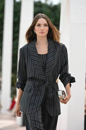 Pedro del Hierro - Mercedes Benz Fashion Week Madrid, Spain - 14 Sep 2026 A model parades with Pedro del Hierro design during the Mercedes Benz Fashion Week Madrid at Cibeles Palace in Madrid. Madrid Spain Copyright: xAtilanoxGarciax xSOPAxImagesx PHOTO07316
