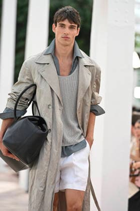 Pedro del Hierro - Mercedes Benz Fashion Week Madrid, Spain - 14 Sep 2026 A model parades with Pedro del Hierro design during the Mercedes Benz Fashion Week Madrid at Cibeles Palace in Madrid. Madrid Spain Copyright: xAtilanoxGarciax xSOPAxImagesx PHOTO07318