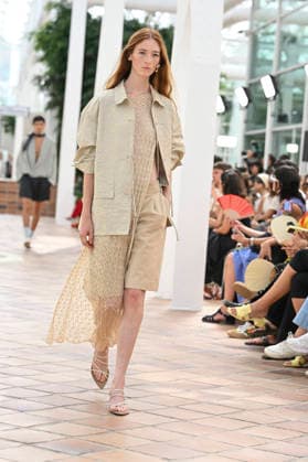 Pedro del Hierro - Mercedes Benz Fashion Week Madrid, Spain - 14 Sep 2026 A model parades with Pedro del Hierro design during the Mercedes Benz Fashion Week Madrid at Cibeles Palace in Madrid. Madrid Spain Copyright: xAtilanoxGarciax xSOPAxImagesx PHOTO07324