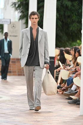 Pedro del Hierro - Mercedes Benz Fashion Week Madrid, Spain - 14 Sep 2026 A model parades with Pedro del Hierro design during the Mercedes Benz Fashion Week Madrid at Cibeles Palace in Madrid. Madrid Spain Copyright: xAtilanoxGarciax xSOPAxImagesx PHOTO07347