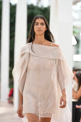 Pedro del Hierro - Mercedes Benz Fashion Week Madrid, Spain - 14 Sep 2026 A model parades with Pedro del Hierro design during the Mercedes Benz Fashion Week Madrid at Cibeles Palace in Madrid. Madrid Spain Copyright: xAtilanoxGarciax xSOPAxImagesx PHOTO07364