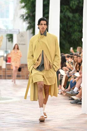 Pedro del Hierro - Mercedes Benz Fashion Week Madrid, Spain - 14 Sep 2026 A model parades with Pedro del Hierro design during the Mercedes Benz Fashion Week Madrid at Cibeles Palace in Madrid. Madrid Spain Copyright: xAtilanoxGarciax xSOPAxImagesx PHOTO07367