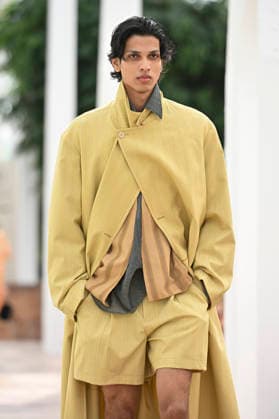 Pedro del Hierro - Mercedes Benz Fashion Week Madrid, Spain - 14 Sep 2026 A model parades with Pedro del Hierro design during the Mercedes Benz Fashion Week Madrid at Cibeles Palace in Madrid. Madrid Spain Copyright: xAtilanoxGarciax xSOPAxImagesx PHOTO07368