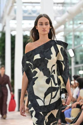 Pedro del Hierro - Mercedes Benz Fashion Week Madrid, Spain - 14 Sep 2026 A model parades with Pedro del Hierro design during the Mercedes Benz Fashion Week Madrid at Cibeles Palace in Madrid. Madrid Spain Copyright: xAtilanoxGarciax xSOPAxImagesx PHOTO07371