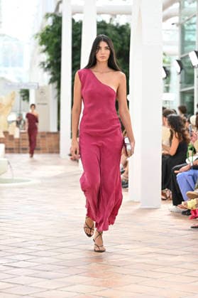 Pedro del Hierro - Mercedes Benz Fashion Week Madrid, Spain - 14 Sep 2026 A model parades with Pedro del Hierro design during the Mercedes Benz Fashion Week Madrid at Cibeles Palace in Madrid. Madrid Spain Copyright: xAtilanoxGarciax xSOPAxImagesx PHOTO07381