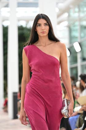 Pedro del Hierro - Mercedes Benz Fashion Week Madrid, Spain - 14 Sep 2026 A model parades with Pedro del Hierro design during the Mercedes Benz Fashion Week Madrid at Cibeles Palace in Madrid. Madrid Spain Copyright: xAtilanoxGarciax xSOPAxImagesx PHOTO07382