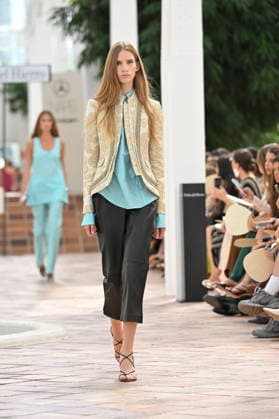 Pedro del Hierro - Mercedes Benz Fashion Week Madrid, Spain - 14 Sep 2026 A model parades with Pedro del Hierro design during the Mercedes Benz Fashion Week Madrid at Cibeles Palace in Madrid. Madrid Spain Copyright: xAtilanoxGarciax xSOPAxImagesx PHOTO07391