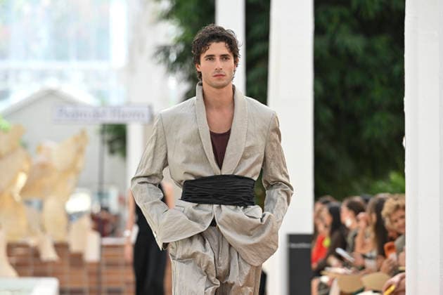 Pedro del Hierro - Mercedes Benz Fashion Week Madrid, Spain - 14 Sep 2026 A model parades with Pedro del Hierro design during the Mercedes Benz Fashion Week Madrid at Cibeles Palace in Madrid. Madrid Spain Copyright: xAtilanoxGarciax xSOPAxImagesx PHOTO07395