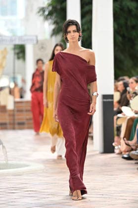 Pedro del Hierro - Mercedes Benz Fashion Week Madrid, Spain - 14 Sep 2026 A model parades with Pedro del Hierro design during the Mercedes Benz Fashion Week Madrid at Cibeles Palace in Madrid. Madrid Spain Copyright: xAtilanoxGarciax xSOPAxImagesx PHOTO07383