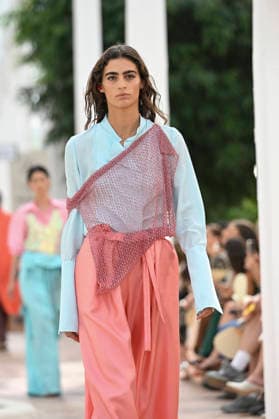 Pedro del Hierro - Mercedes Benz Fashion Week Madrid, Spain - 14 Sep 2026 A model parades with Pedro del Hierro design during the Mercedes Benz Fashion Week Madrid at Cibeles Palace in Madrid. Madrid Spain Copyright: xAtilanoxGarciax xSOPAxImagesx PHOTO07388