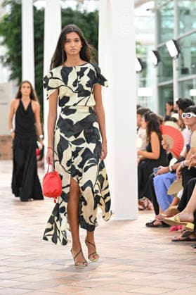 Pedro del Hierro - Mercedes Benz Fashion Week Madrid, Spain - 14 Sep 2026 A model parades with Pedro del Hierro design during the Mercedes Benz Fashion Week Madrid at Cibeles Palace in Madrid. Madrid Spain Copyright: xAtilanoxGarciax xSOPAxImagesx PHOTO07404