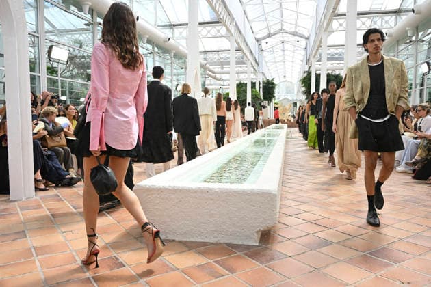 Pedro del Hierro - Mercedes Benz Fashion Week Madrid, Spain - 14 Sep 2026 A model parades with Pedro del Hierro design during the Mercedes Benz Fashion Week Madrid at Cibeles Palace in Madrid. Madrid Spain Copyright: xAtilanoxGarciax xSOPAxImagesx PHOTO07441