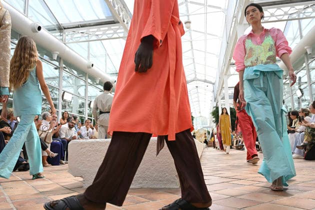 Pedro del Hierro - Mercedes Benz Fashion Week Madrid, Spain - 14 Sep 2026 A model parades with Pedro del Hierro design during the Mercedes Benz Fashion Week Madrid at Cibeles Palace in Madrid. Madrid Spain Copyright: xAtilanoxGarciax xSOPAxImagesx PHOTO07443