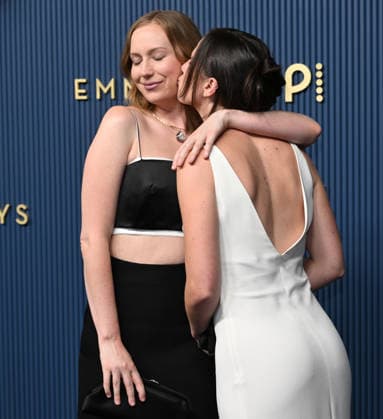 Hannah Einbinder gets a kiss from Ellie Neilson as they arrive for the 78th annual Primetime Emmy Awards at the Peacock Theater in Los Angeles on Monday, September 14, 2026.  LAP20260914026a JohnxMcCoy