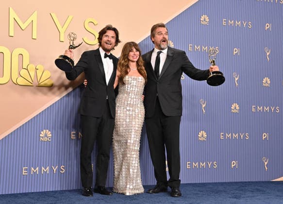 78th Primetime Emmy Awards - Press Room Jason Bateman, Linda Cardellini and David Harbour in the press room at the 78th Primetime Emmy Awards held at the Peacock Theater on September 14, 2026 in Los Angeles, California. Los Angeles Peacock Theater California USA Copyright: xTammiexArroyo AFF-USA.comx