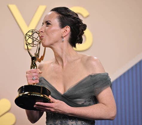 Kate O Flynn holds the Emmy for Outstanding Supporting Actress in a Comedy Series for Widow s Bay, backstage during the 78th annual Primetime Emmy Awards at the Peacock Theater in Los Angeles on Monday, September 14, 2026.  LAP20260914230 CHRISxCHEW