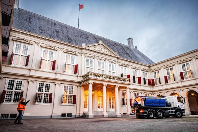 THE HAGUE - Cleaning work at Noordeinde Palace for the celebration of Prinsjesdag. On the third Tuesday of September, the new working year of the First and Second Chambers is opened. JEFFREY GROENEWEG ANP netherlands out - belgium out  Copyright: xx x568672590x originalFilename: 568672590.jpg