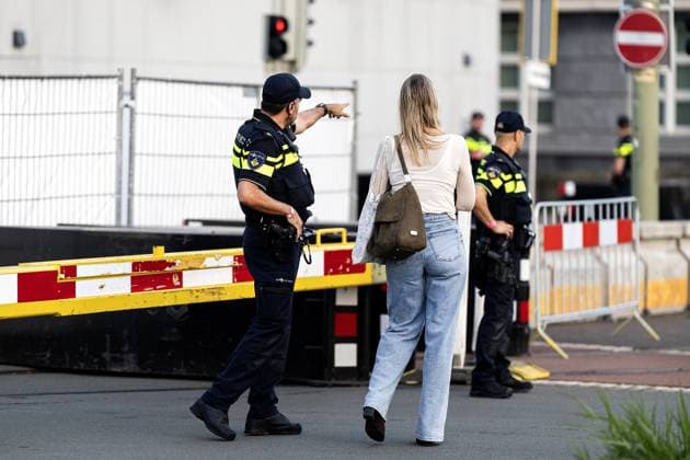 THE HAGUE - Police at a cordon along the route for the Prinsjesdag celebration. On the third Tuesday of September, the new working year of the First and Second Chambers is opened. RAMON VAN FLYMEN ANP netherlands out - belgium out  Copyright: xx x568674563x originalFilename: 568674563.jpg