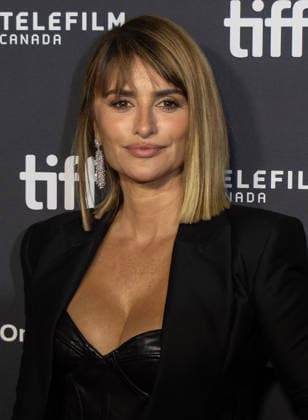 (260915) -- TORONTO, Sept. 15, 2026 -- Actress Penelope Cruz poses for photos at the North American premiere of the film Bunker during the 2026 Toronto International Film Festival (TIFF) in Toronto, Canada, on Sept. 14, 2026. (Photo by Zou Zheng Xinhua) CANADA-TORONTO-TIFF-BUNKER-PREMIERE LinxWei 