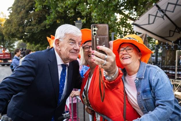 THE HAGUE - Mayor of The Hague Jan van Zanen visits Orange fans at Noordeinde Palace. The new working year of the First and Second Chambers opens on the third Tuesday of September. LAURENS VAN PUTTEN ANP netherlands out - belgium out  Copyright: xx x568683931x originalFilename: 568683931.jpg