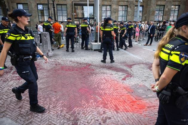 THE HAGUE - Red paint thrown on the route of the carriage procession. Protest along the route of the royal carriage procession on Prinsjesdag. On the third Tuesday of September, the new working year of the First and Second Chambers is opened. LAURENS VAN PUTTEN ANP netherlands out - belgium out  Copyright: xx x568696098x originalFilename: 568696098.jpg