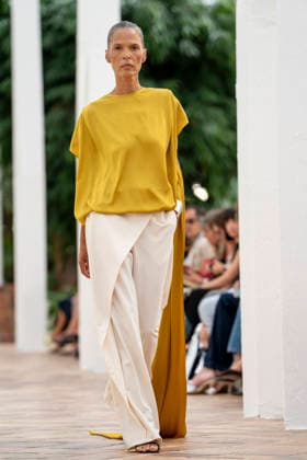 Models present creations from Simorra s FOLD IN collection for spring-summer 2027 during Mercedes-Benz Fashion Week Madrid. The Barcelona-based label, founded in 1978 by Javier Simorra, explores shapes, curves and the fold as a central element in this collection, with garments that adapt to the body and celebrate a beauty that resists rigidity. September 14,2026. (202609141581)