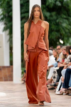 Models present creations from Simorra s FOLD IN collection for spring-summer 2027 during Mercedes-Benz Fashion Week Madrid. The Barcelona-based label, founded in 1978 by Javier Simorra, explores shapes, curves and the fold as a central element in this collection, with garments that adapt to the body and celebrate a beauty that resists rigidity. September 14,2026. (202609141612)