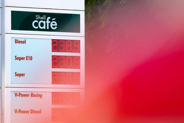 What is the outlook for fuel prices? Fuel prices remain very high and continue to rise. SHELL gas station in Siegen. Fuel prices shortly before 12:00 p.m. The current price for diesel, Super E10, and Super is well over 2 euros. Gas station, gas prices on September 15, 2026, in Siegen, Germany
