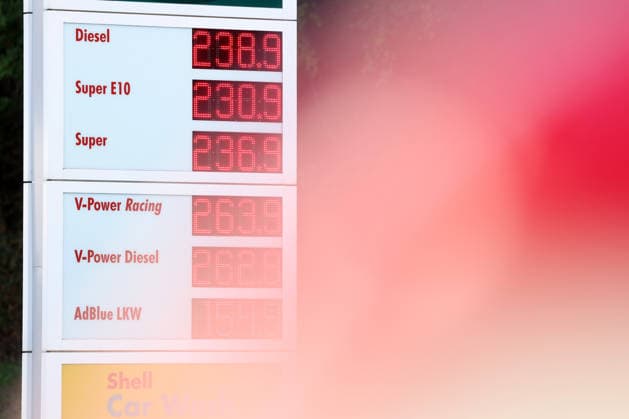 What is the outlook for fuel prices? Fuel prices remain very high and continue to rise. SHELL gas station in Siegen. Fuel prices shortly before 12:00 p.m. The current price for diesel, Super E10, and Super is well over 2 euros. Gas station, gas prices on September 15, 2026, in Siegen, Germany