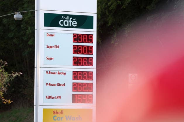 What is the outlook for fuel prices? Fuel prices remain very high and continue to rise. SHELL gas station in Siegen. Fuel prices shortly before 12:00 p.m. The current price for diesel, Super E10, and Super is well over 2 euros. Gas station, gas prices on September 15, 2026, in Siegen, Germany