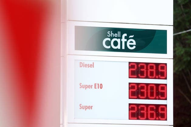 What is the outlook for fuel prices? Fuel prices remain very high and continue to rise. SHELL gas station in Siegen. Fuel prices shortly before 12:00 p.m. The current price for diesel, Super E10, and Super is well over 2 euros. Gas station, gas prices on September 15, 2026, in Siegen, Germany